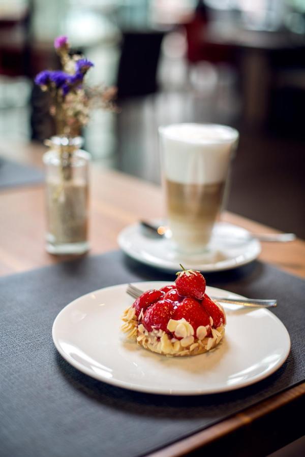 Готель Faehrhaus Koblenz Екстер'єр фото A latte with a strawberry tart