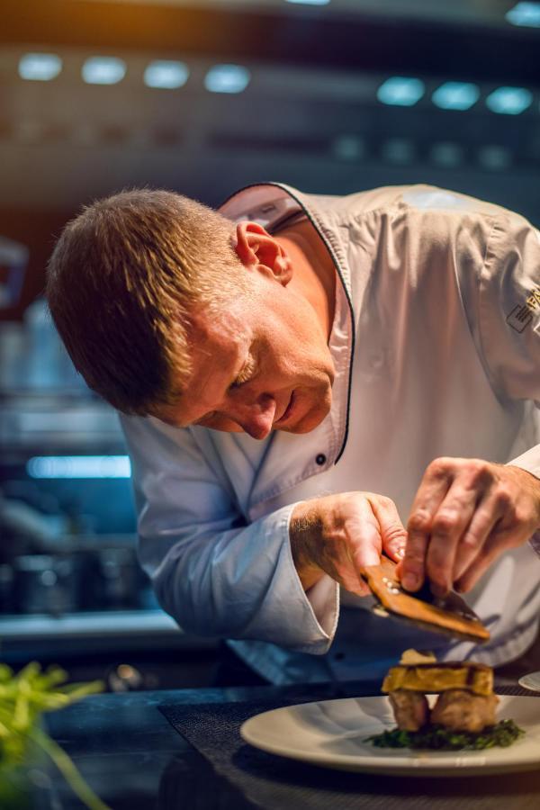 Готель Faehrhaus Koblenz Екстер'єр фото Chef preparing a dish